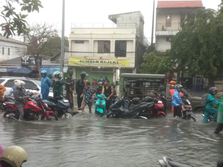 Hujan Deras, 2 Bangunan Roboh, Pohon Tumbang, dan Banjir Hantui Surabaya