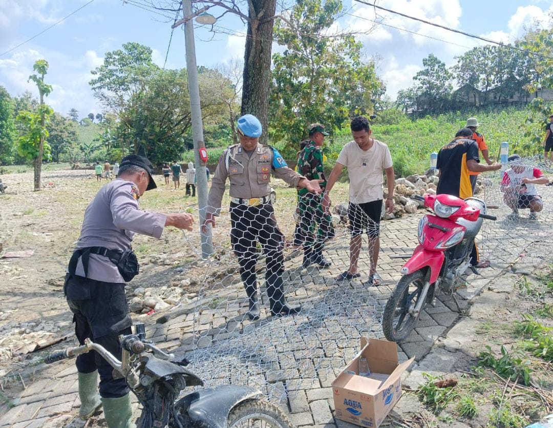 Banjir Akibat Luapan Sungai Sekar, Warga dan Aparat Pasang Bronjong Cegah Longsor