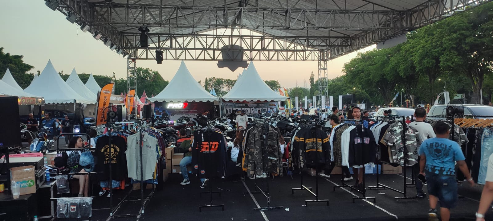 Booth Hobis Banyak Diserbu Pembeli, Kemeja dan T-shirt Jadi Paling Laris