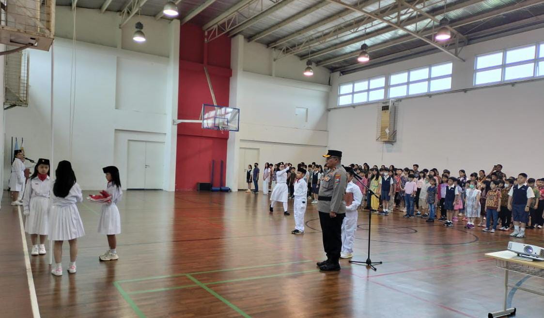 Kapolsek Sukomanunggal Pimpin Upacara Hardiknas di IPH School, Tekankan Kepatuhan Siswa pada Guru