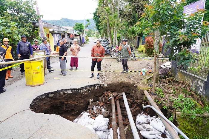 Libur Natal, Pj Wali Kota Batu Tinjau Lokasi Bencana Akibat Hujan Deras