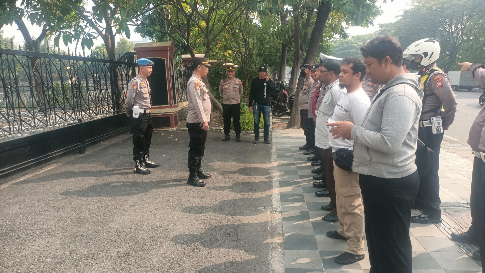 Polsek Gayungan Kawal Unjuk Rasa di Mapolda Jatim