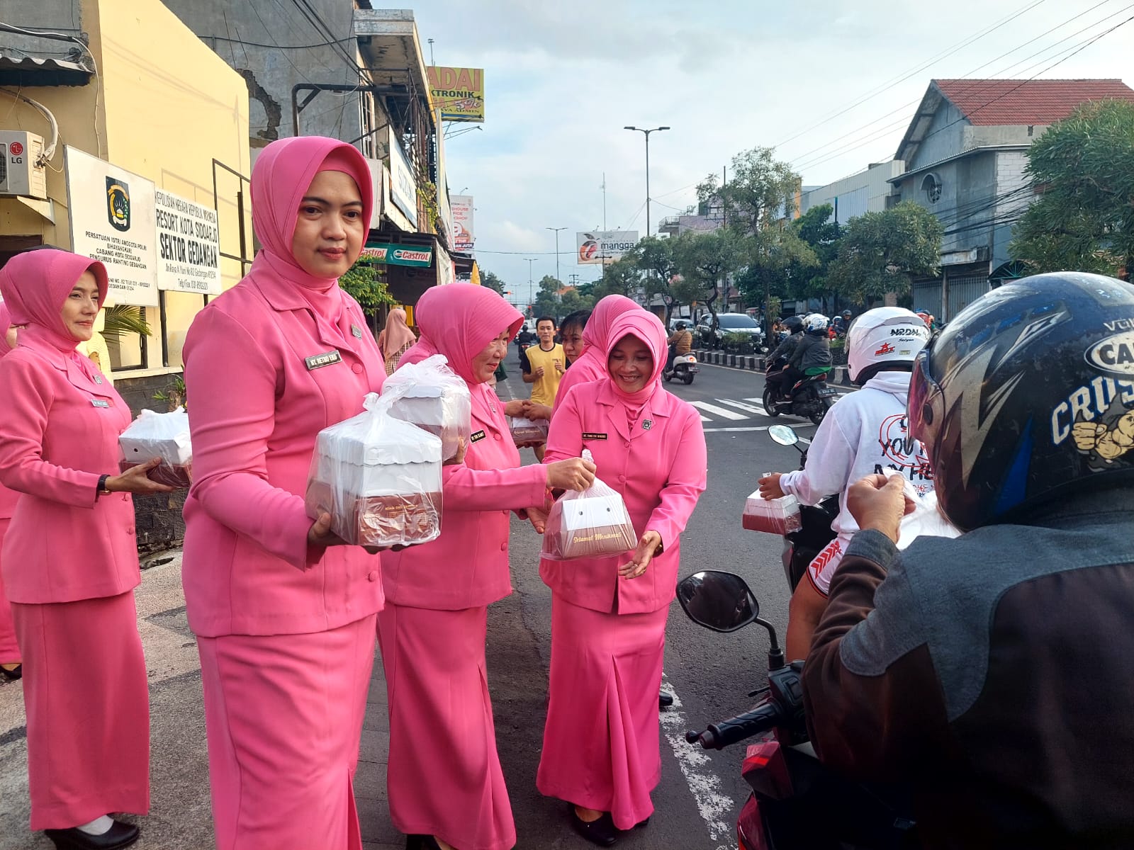 Polsek dan Bhayangkari Gedangan Berbagi Takjil