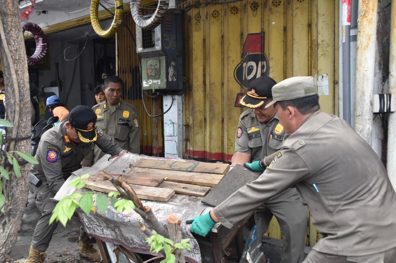 Satpol PP Surabaya Tertibkan PKL di Kenjeran dan Ngaglik