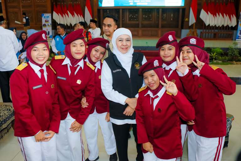 Khofifah Dukung Kebijakan Komdigi Batasi Medsos untuk Anak di Bawah 16 Tahun