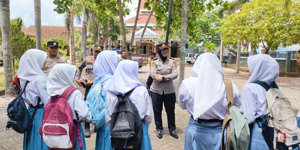 Turun ke Sekolah, Polsek Pakel Sampaikan Pesan Cegah Bullying dan Antisipasi Kenakalan Remaja