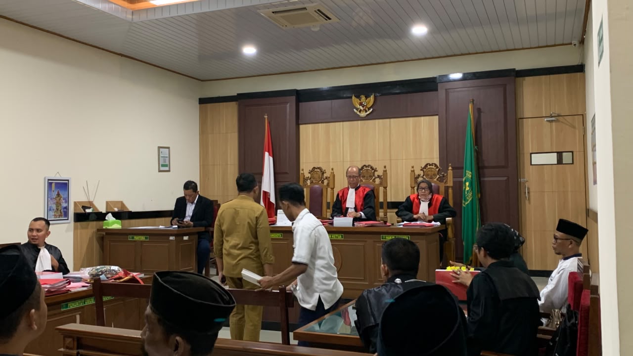 Sidang SK ASN Palsu Diwarnai Saling Sangkal di PN Gresik, Terdakwa Tuding AP Terima Upah