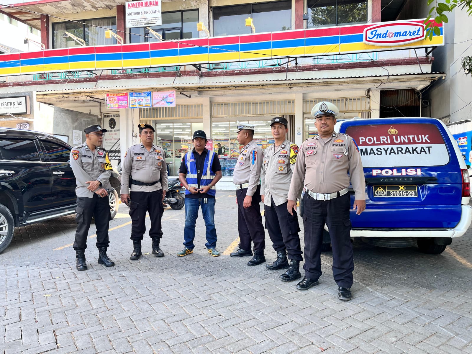 Polsek Wonocolo Patroli Rutin di Jemursari, Imbau Warga dan Petugas Parkir Waspada Kejahatan