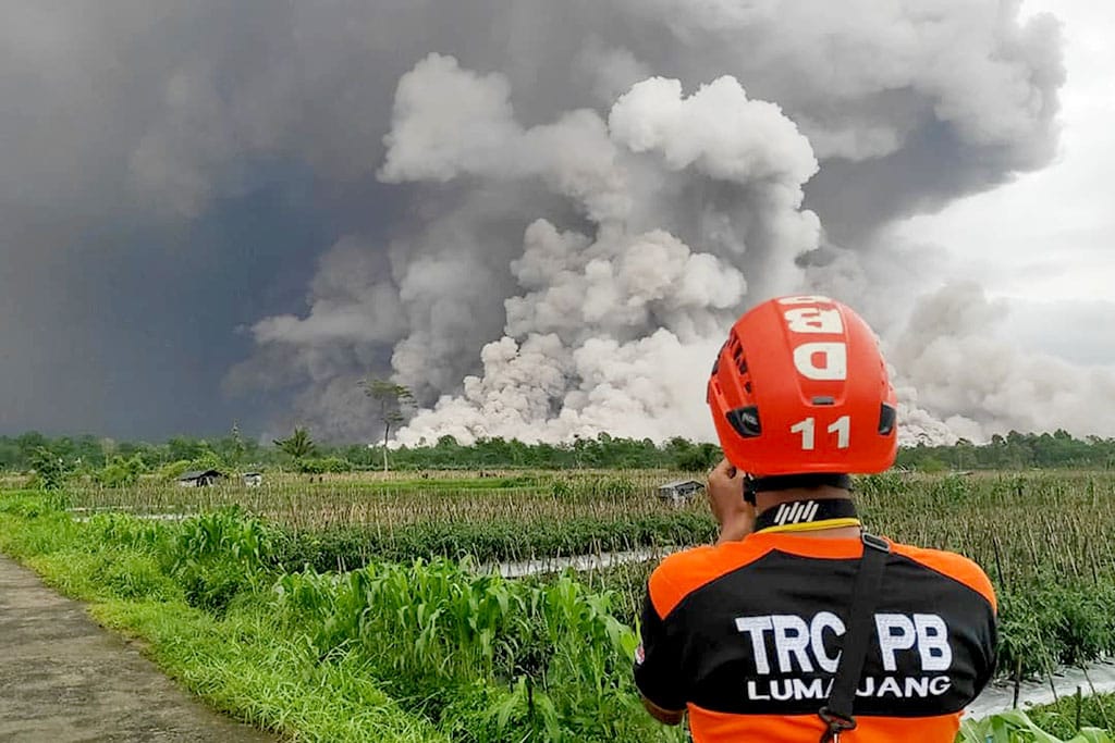 Meskipun Relatif Aman, Pemantauan Aktivitas Gunung  Semeru Berlanjut 24 Jam