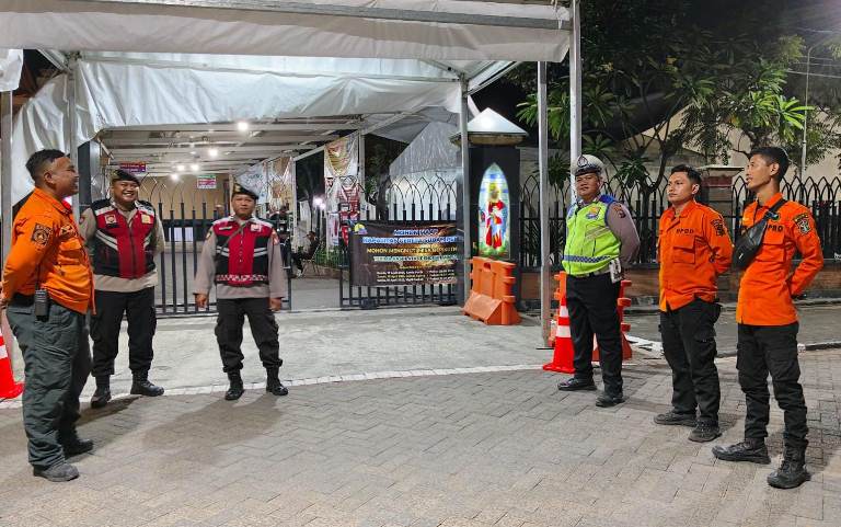 Sinergi Amankan Jumat Agung, Polsek Wonocolo Kawal Ketat Ribuan Jemaat di Siwalankerto