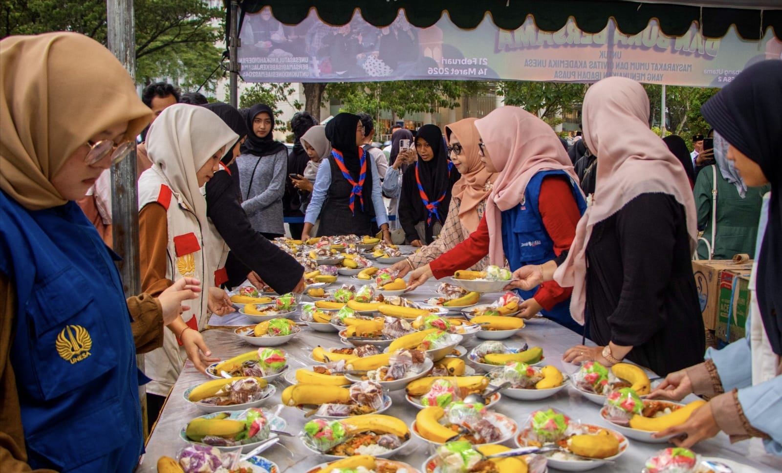 Unesa Kembali Hadirkan 2.500 Paket Takjil Gratis Setiap Hari, Jadi Penopang Mahasiswa Perantauan dan Warga