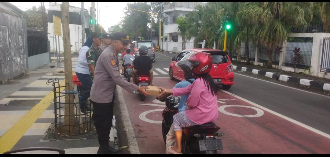 Kapolsek Bojonegoro Kota Bersama 3 Pilar Karangpacar Bagikan Takjil Gratis
