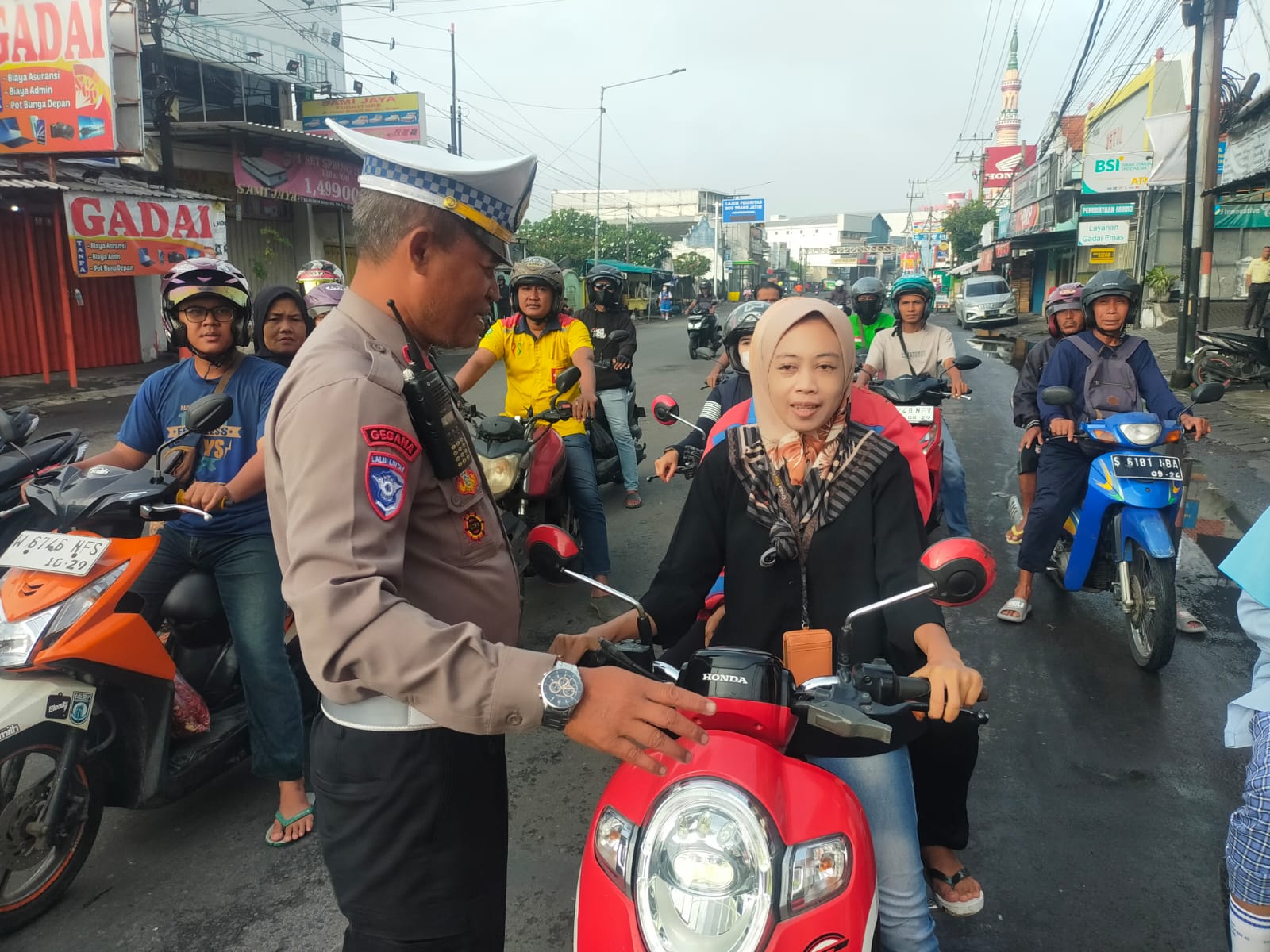 Operasi Zebra Semeru 2025, Polsek Krian Edukasi Pengendara Tanpa Helm