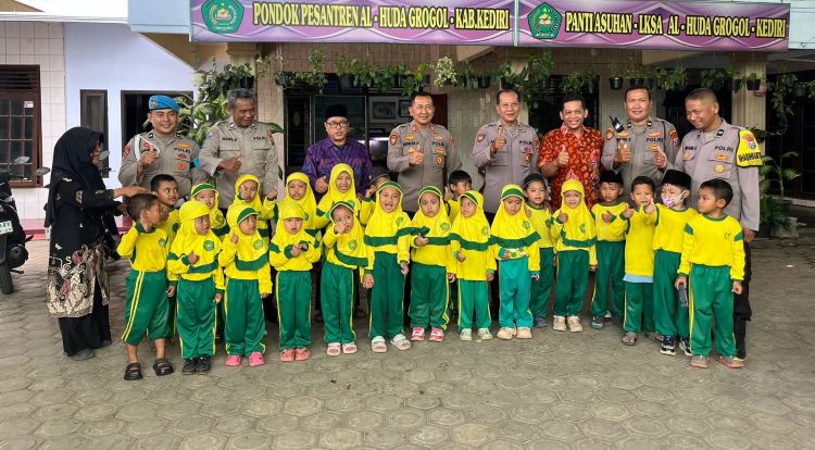 Polsek Grogol Berbagi Kebahagiaan dengan Anak Yatim Piatu
