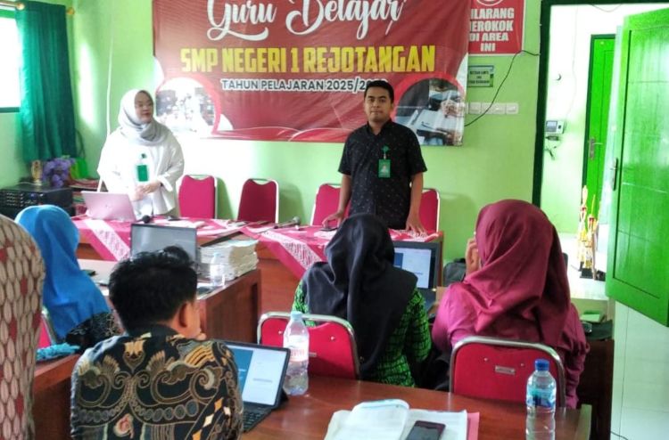 64 Guru dan TU SMPN 1 Rejotangan Ikuti Pelatihan Pendalaman Digital