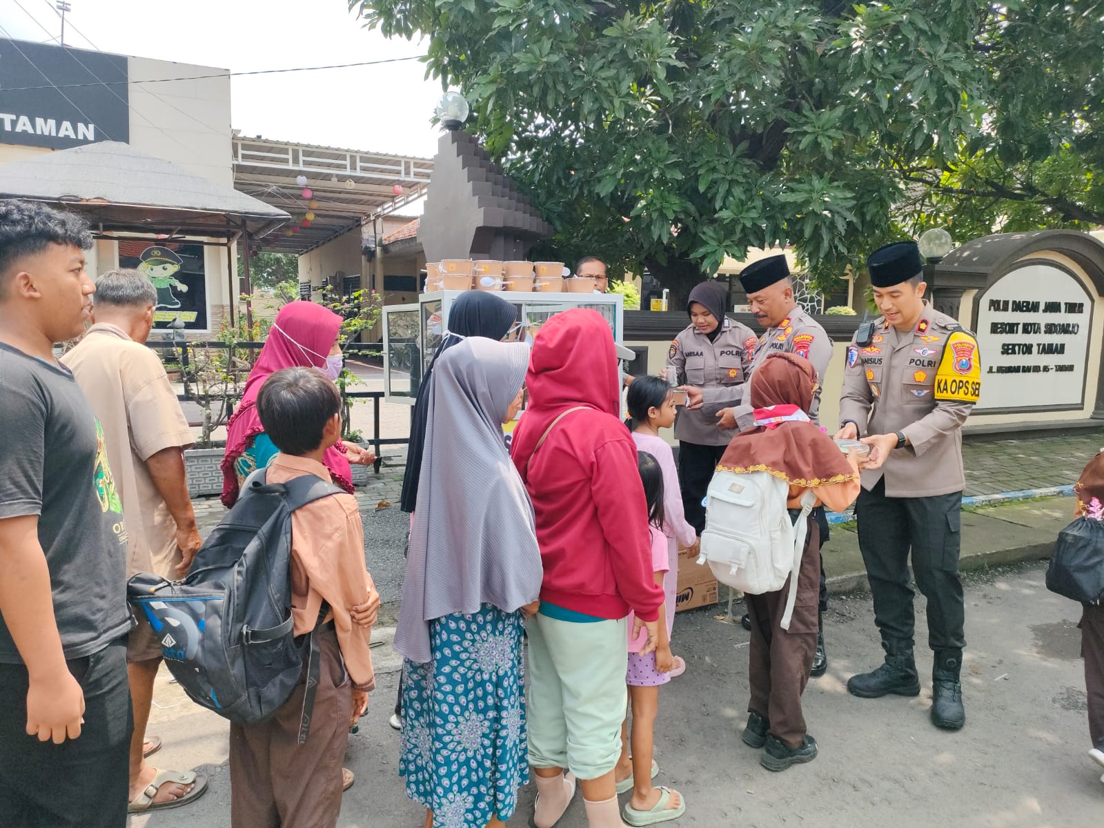 Polisi Sidoarjo Berbagi di Tengah Kesibukan Tugas