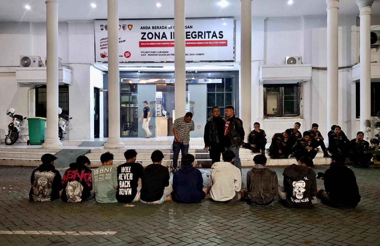 Tim Jogoboyo Gagalkan Tawuran Dini Hari di Jalan Kemayoran, 10 Pemuda dan 8 Sajam Diamankan