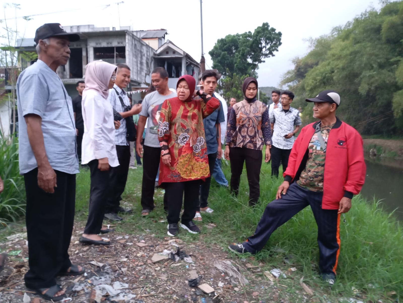 Blusukan ke Kota Malang, Cagub Risma Tinjau Sungai Bandulan dan Tawarkan Solusi Atasi Banjir 