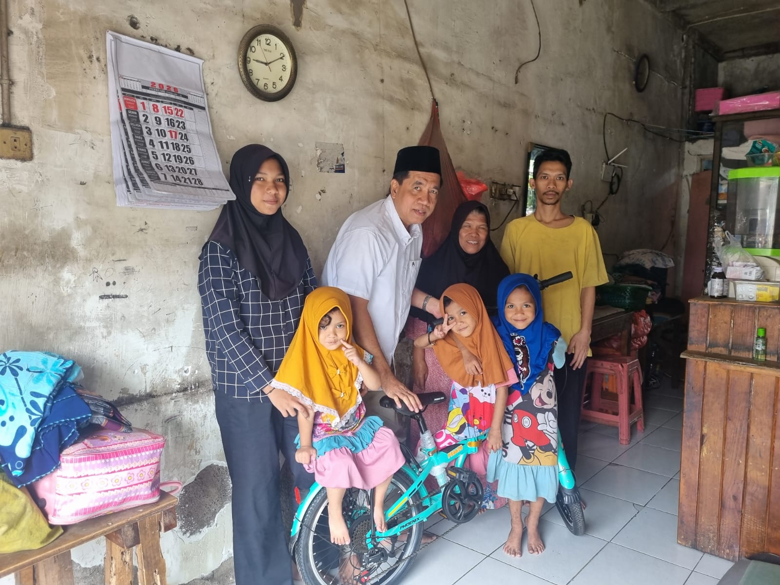 Prihatin Siswi Idap Asma Jalan Kaki ke Sekolah, Anggota DPRD Surabaya Hadiahkan Sepeda