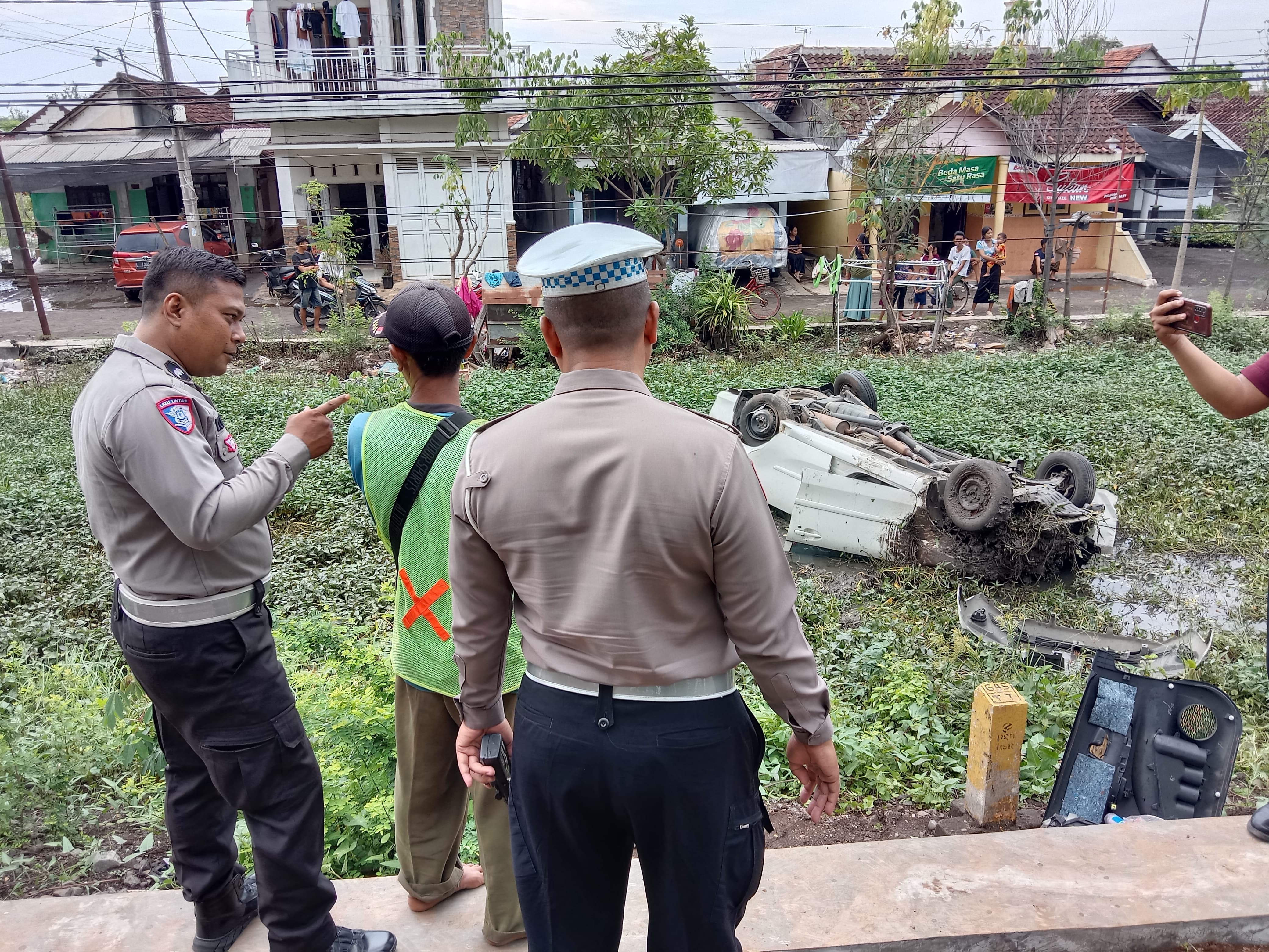 Tertabrak KA Sri Tanjung, Xenia Terpelanting ke Rawa