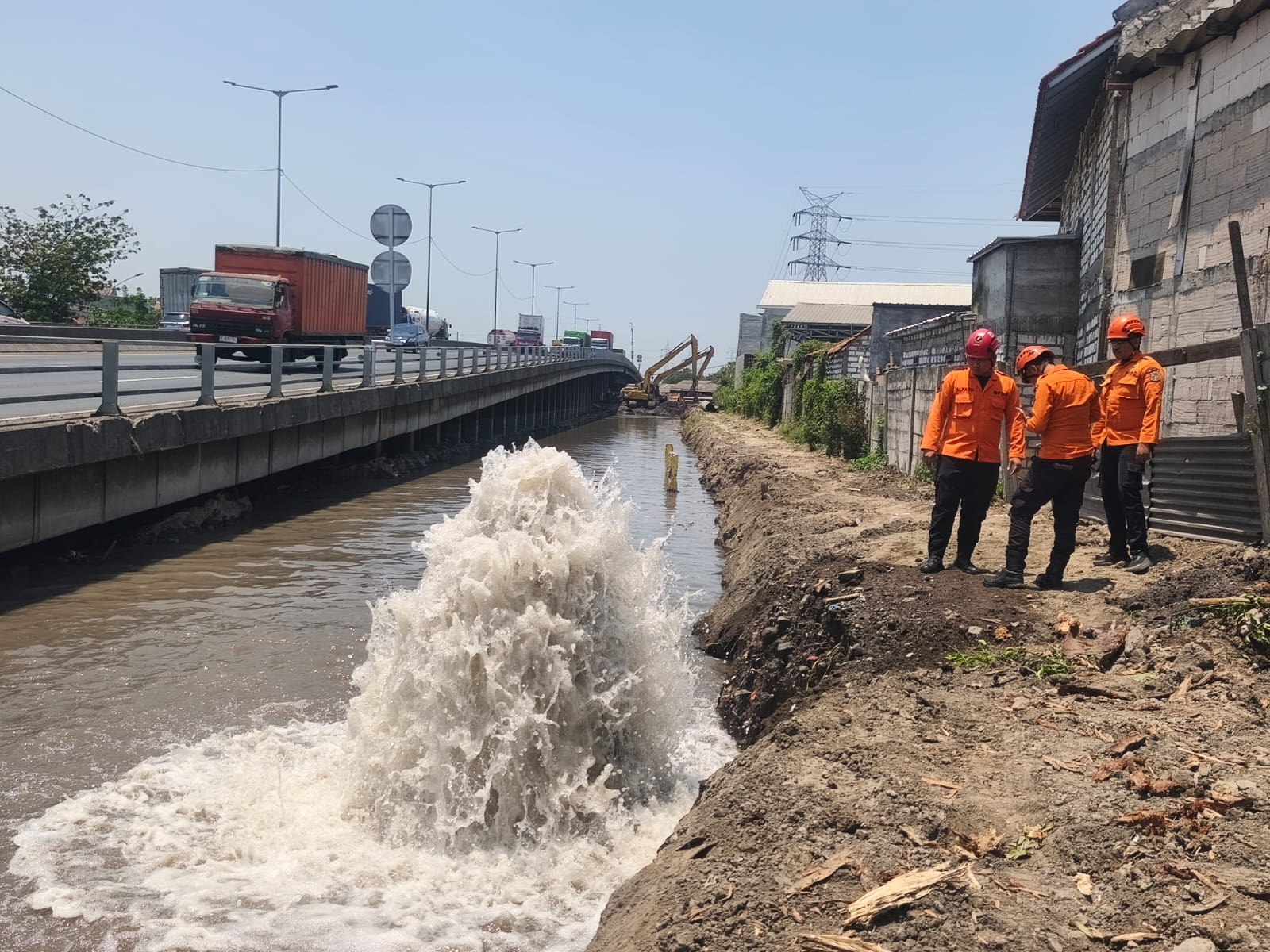 Bikin Geger, Pipa Bocor Picu Semburan Lumpur di Jalan Dupak Rukun