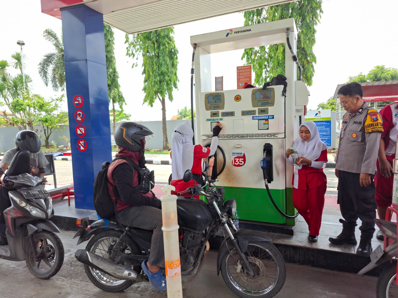 Jelang Nataru, Polisi Sidoarjo Patroli di SPBU