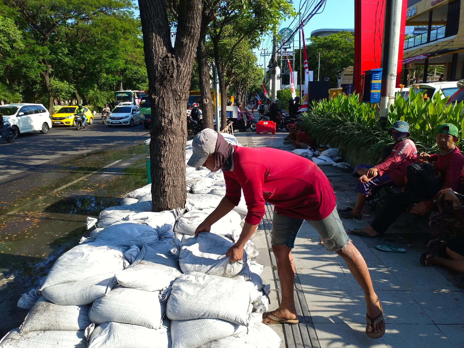 Maksimalkan Drainase, DSDABM Surabaya Normalisasi Saluran Air di Sepanjang Jalan Ahmad Yani