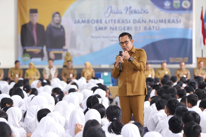 Wali Kota Batu Sapa Siswa SMPN 1 Lewat Greenation Goes to School