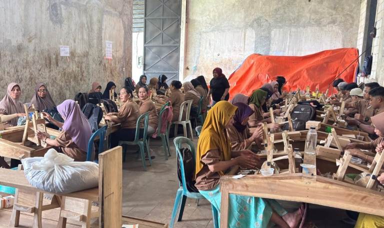 Tingkatkan Industri Lokal, Pemkab Situbondo Latih Emak-Emak Melinting Rokok