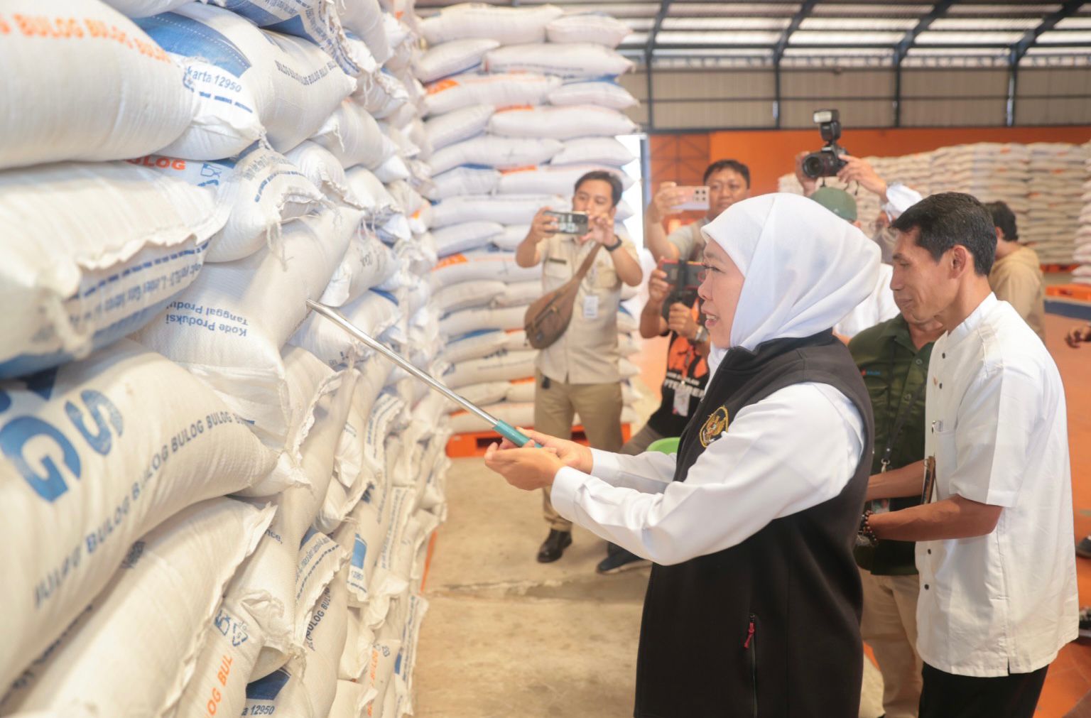 Bulog Salurkan Beras kepada 3,4 Juta Keluarga di Jatim