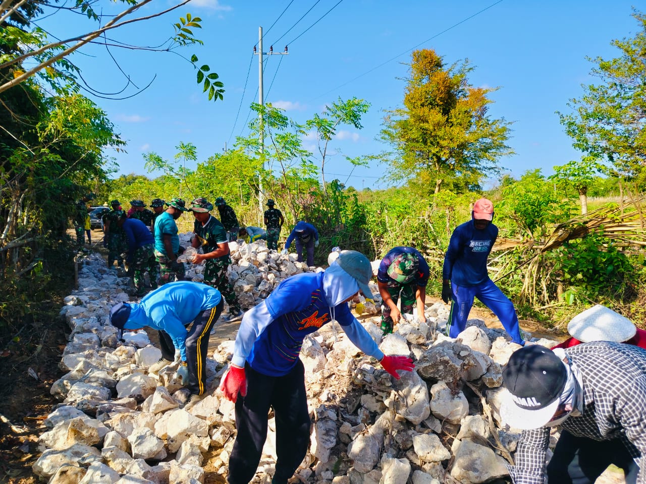 TNI dan Warga Terus Ratakan Batu untuk Pembangunan Jalan Makadam TMMD ke 121 Kodim 0827/Sumenep