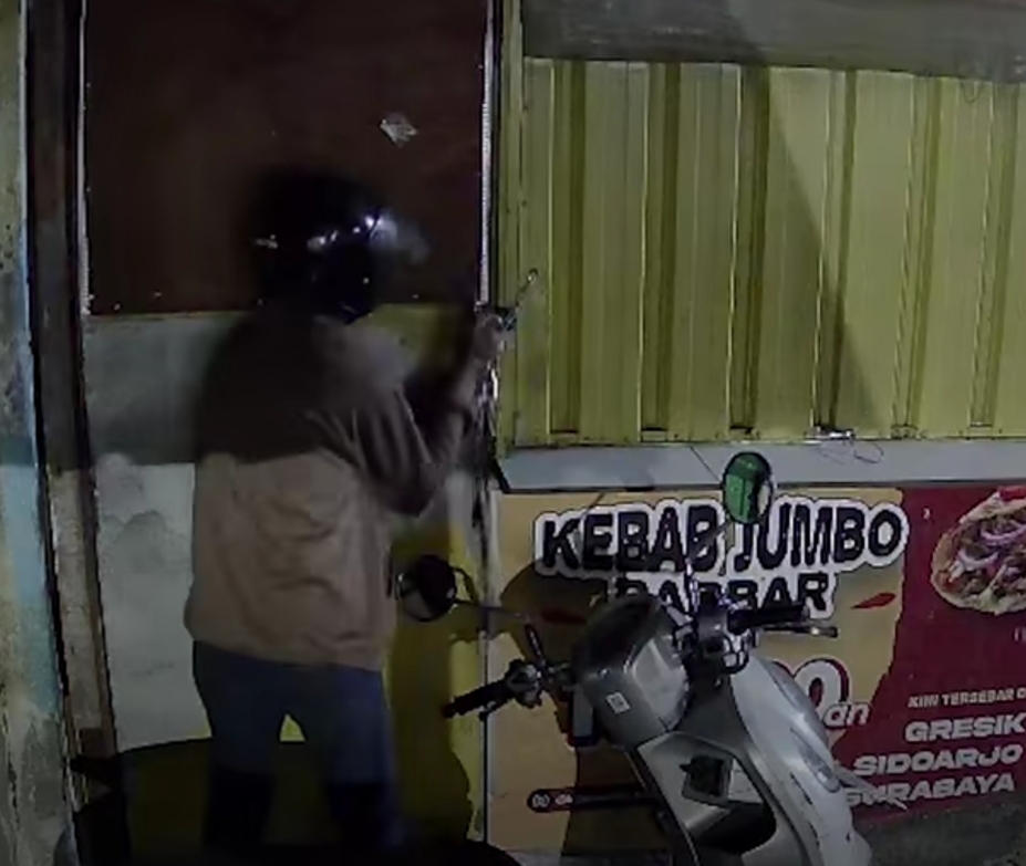 Terekam CCTV! Pria Ber-Scoopy Bobol Kios Kebab Jalan Pacuan Kuda, 3 Tabung Elpiji Amblas