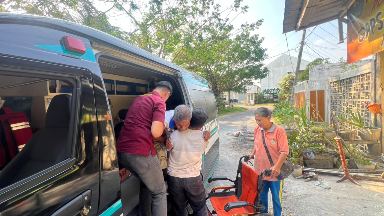 Aksi Humanis Polres Gresik, Layanan Ambulans Gratis Antar Pasien dari Rumah Sakit hingga Tiba di Rumah