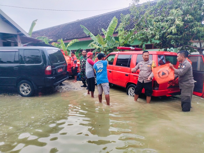 Polsek Baureno dan BPBD Salurkan Bantuan Sembako untuk Warga Terdampak Banjir Bengawan Solo