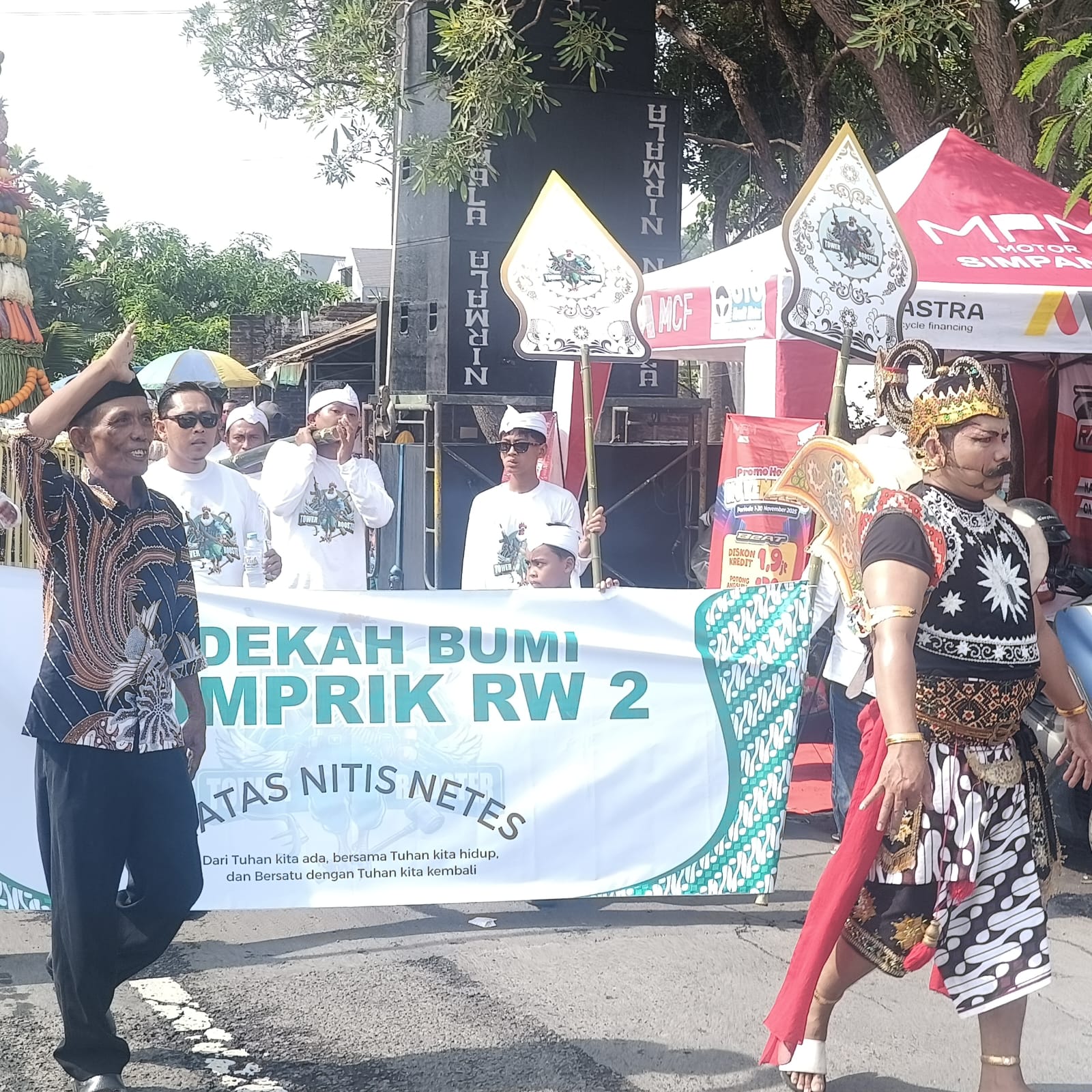 Polsek Wiyung Kawal Ketat Pawai Budaya Sedekah Bumi Balas Klumprik, Kapolsek: Simbol Kerukunan dan Tradisi