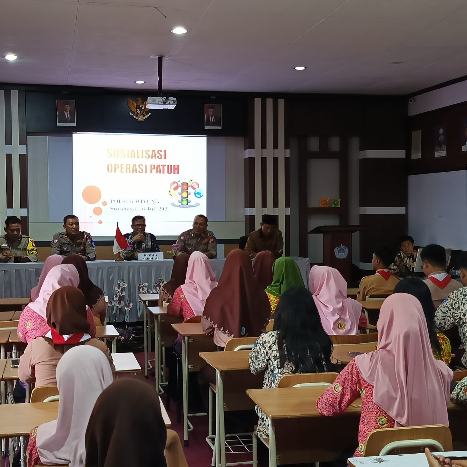 Polsek Wiyung Sosialisasikan Keselamatan Berlalu Lintas ke Siswa SMAN 22 Surabaya