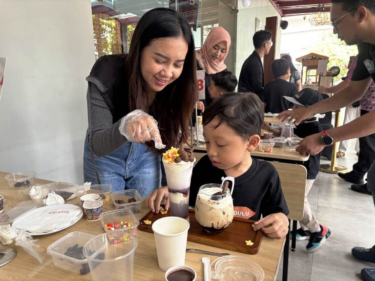 Kolaborasi Anak dan Orang Tua di Favehotel Sidoarjo Eratkan Keluarga Lewat Racikan Kopi