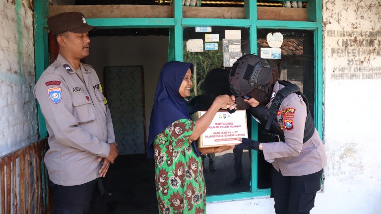 Polwan Polres Nganjuk Rayakan Hari Jadi Ke-77 dengan Bansos 80 Paket Sembako