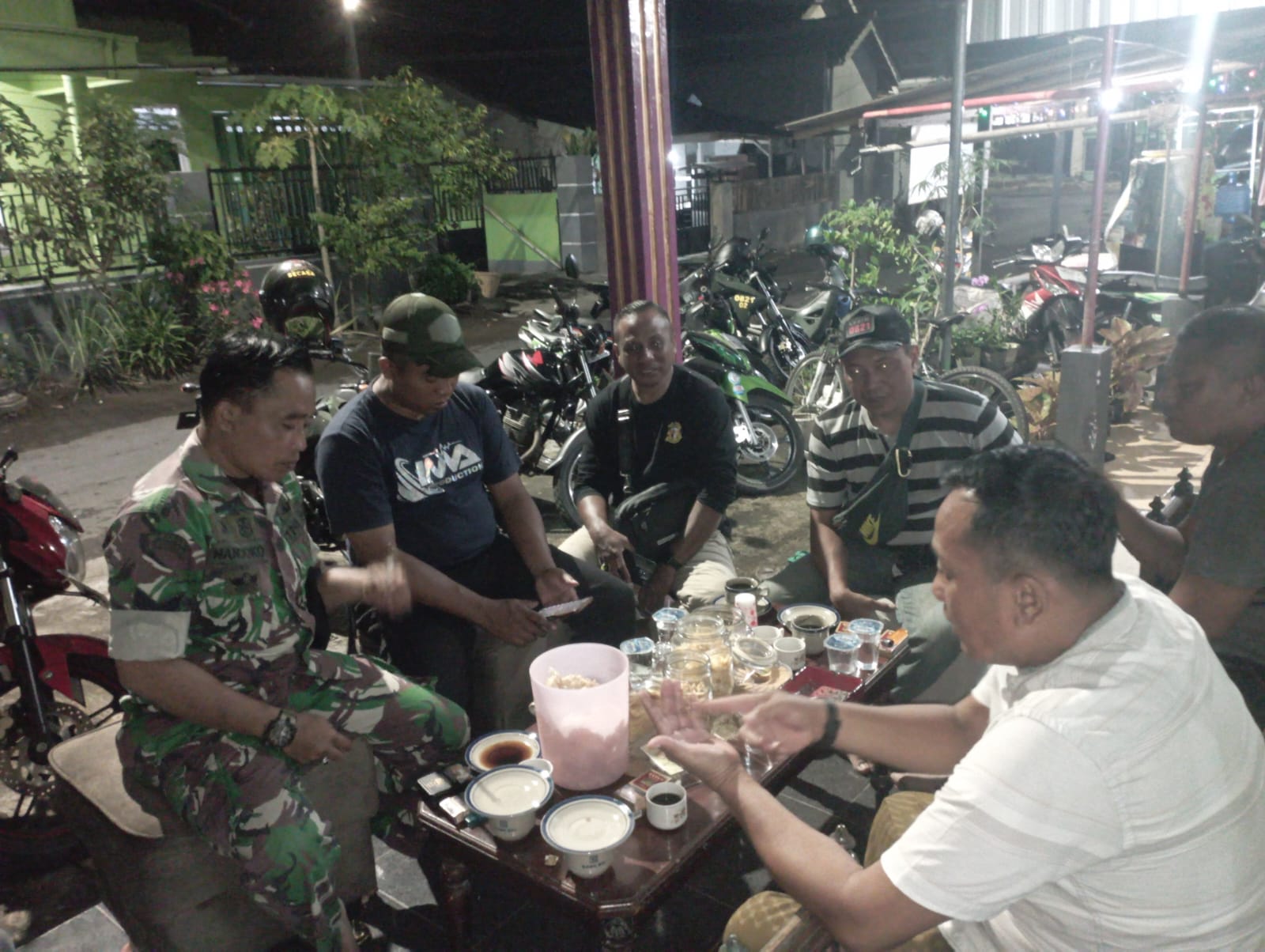 Pererat Hubungan dengan Warga, Babinsa Karangsari Gelar Komsos ke Tokoh Masyarakat