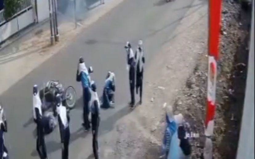 Heboh! Pengendara Motor Tabrak Peserta Gerak Jalan di Balongpanggang Gresik