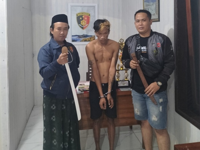 Selipkan Pedang di Pinggang, Pemuda Asal Puspo Dikecrek