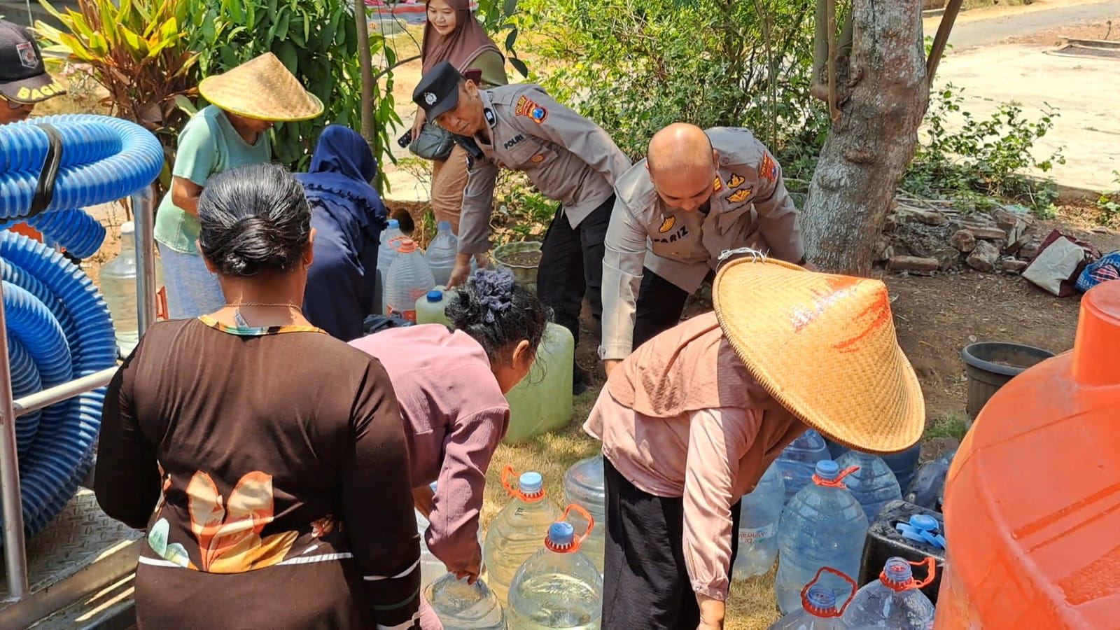 Polres Malang dan BPBD Salurkan Air Bersih Bagi Warga Kalipare