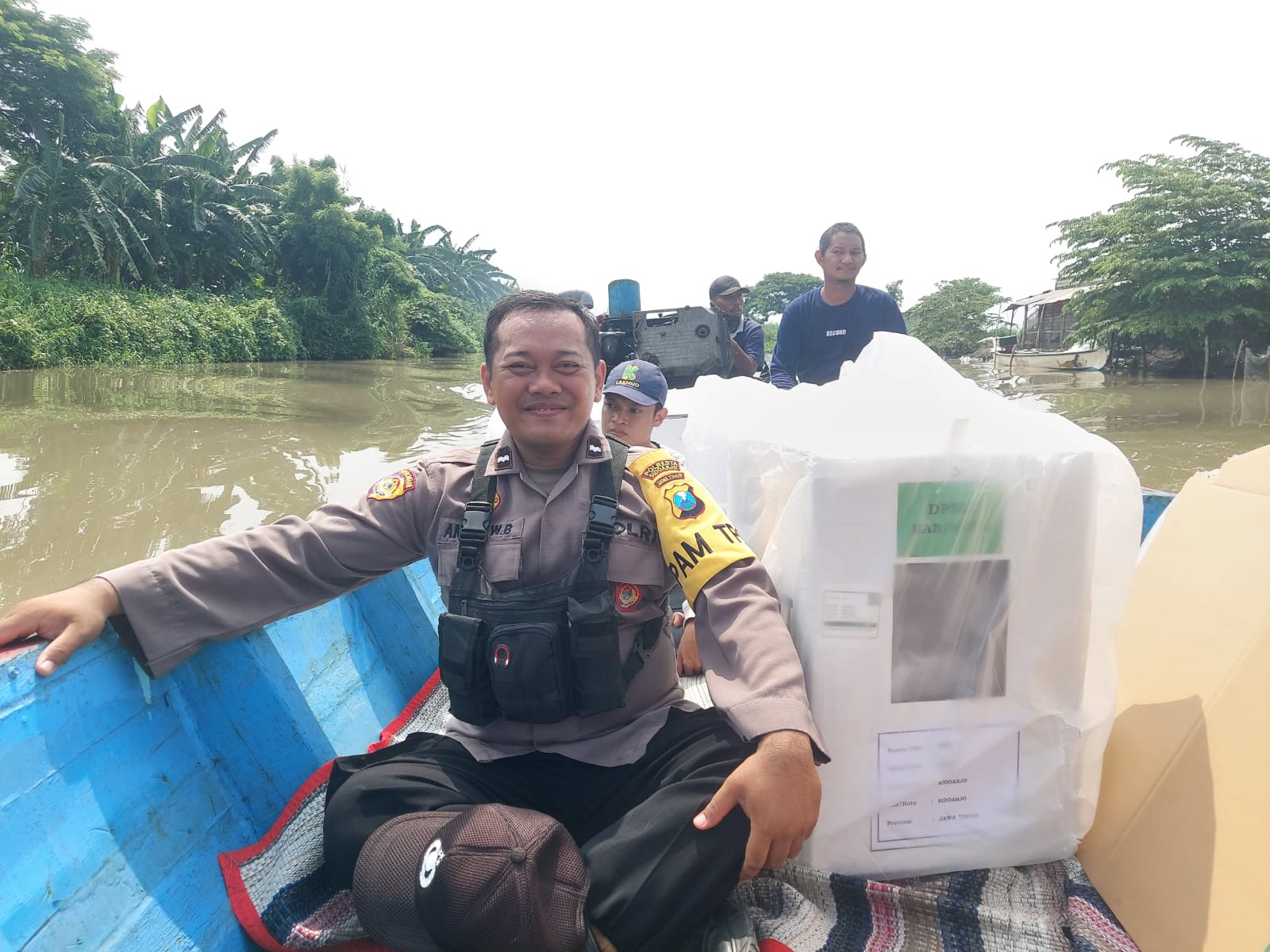 Polisi Sidoarjo Kawal Distribusi Logistik Pemilu ke Wilayah Terpencil dengan Perahu