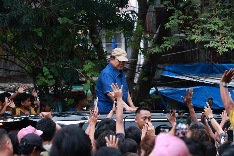 Warga Bantaran Rel Senen Jakarta Terharu Dikunjungi Prabowo 