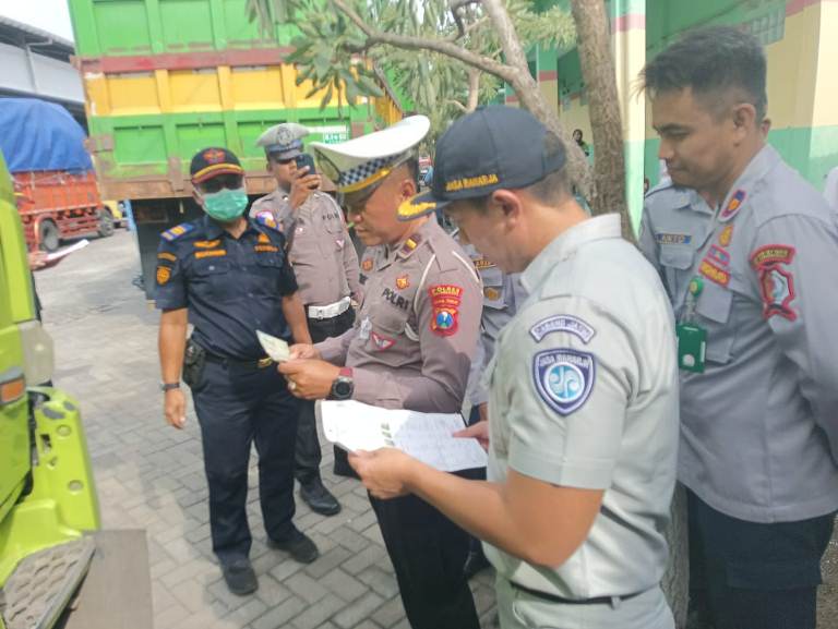 Jelang Operasi Keselamatan, Satlantas Bojonegoro Gelar Ramp Check Kendaraan Angkutan Barang