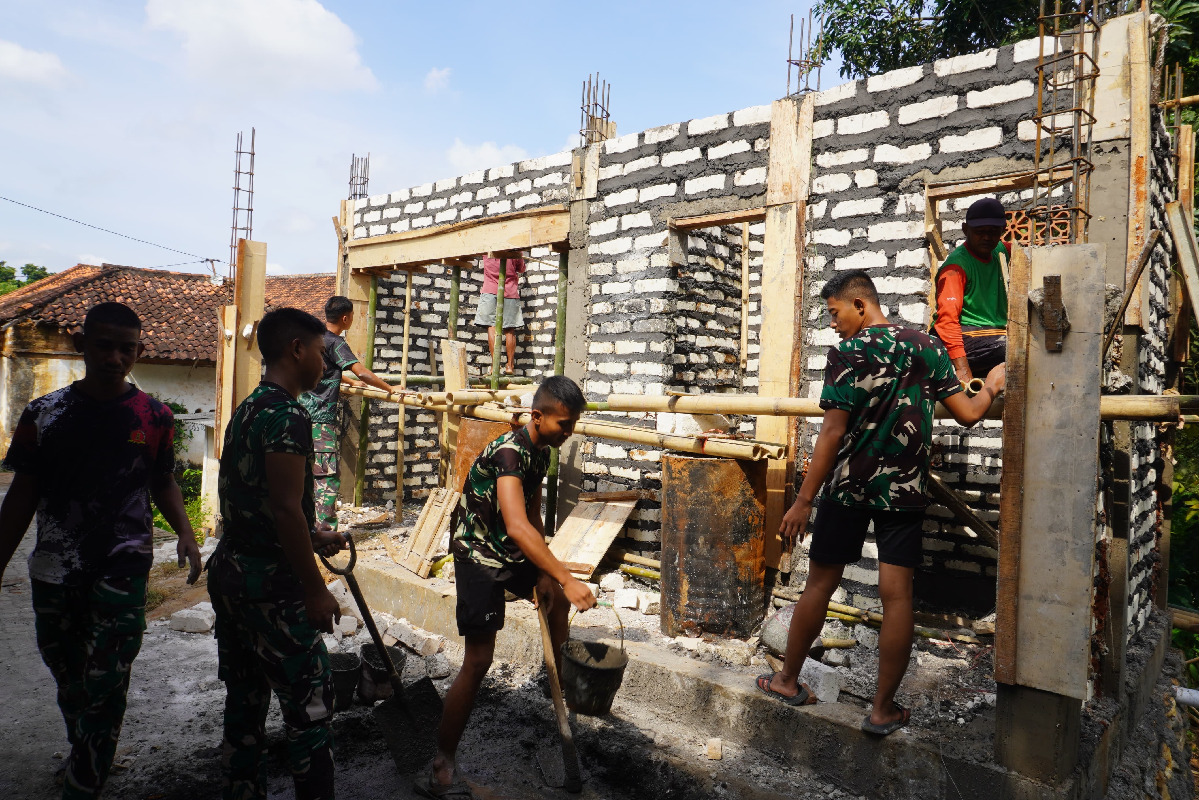 Progres 65 Persen, Satgas TMMD Perkuat Struktur MWK Masjid