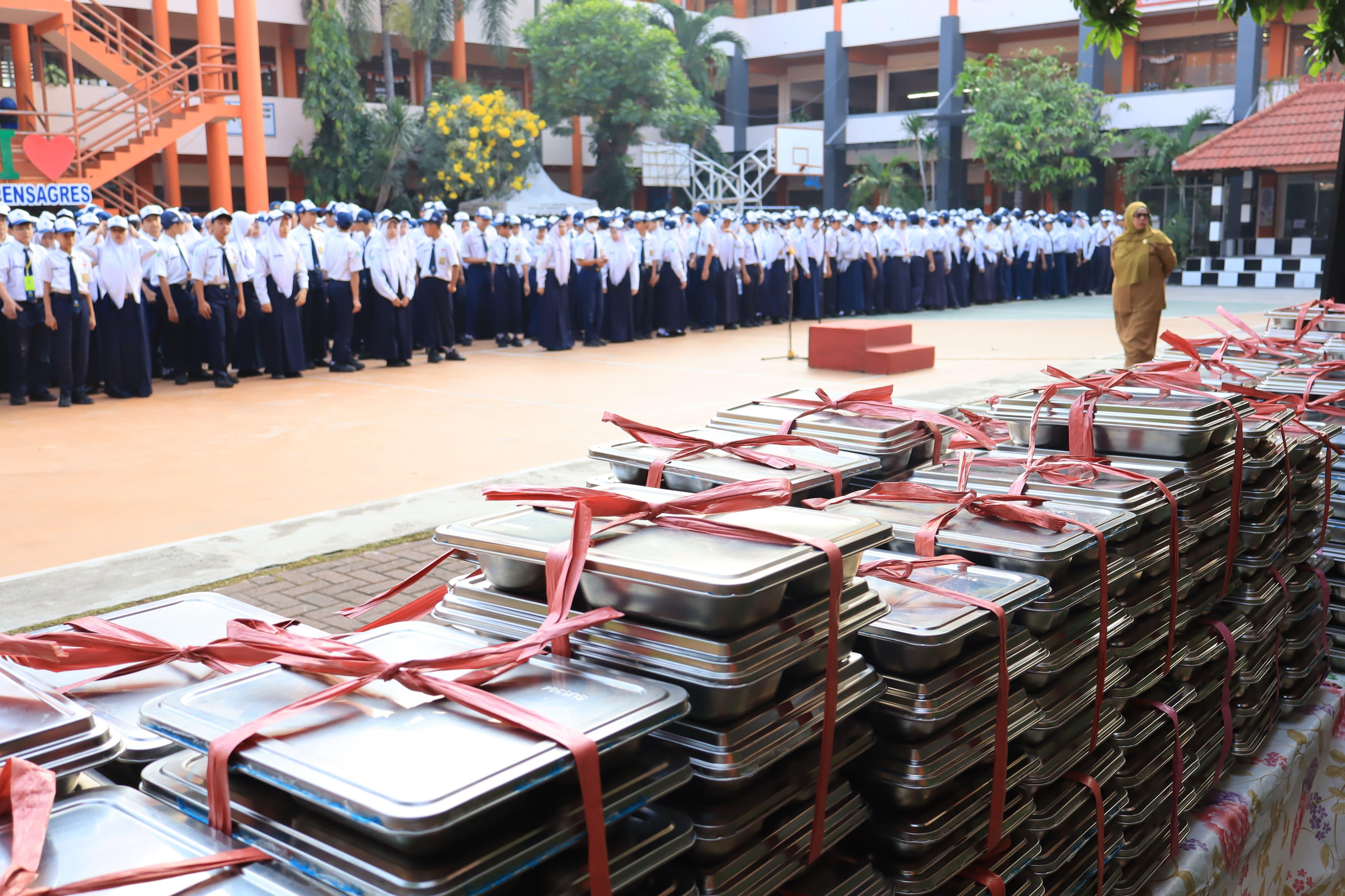 Tinjau Pelaksanaan MBG di SMPN 1 Gresik, Wabup Alif Cicipi Menu Makanan Siswa