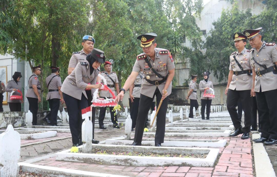 Sambut Hari Bhayangkara ke-79, Polres Bojonegoro Gelar Ziarah ke Taman Makam Pahlawan