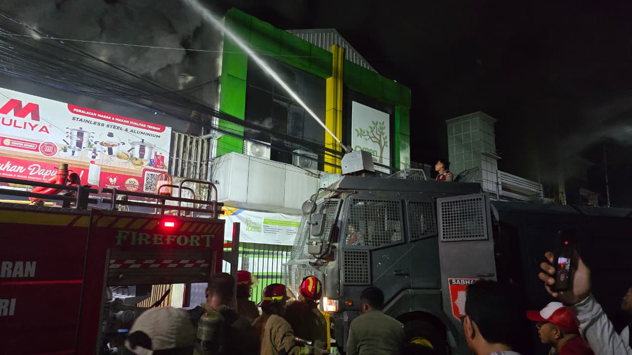 Water Cannon Polres Kediri Kota Berjibaku Padamkan Kebakaran Toko Perabotan di Jalan Dhoho