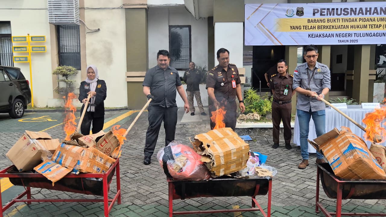 Kejari Tulungagung Musnahkan Barang Bukti Sabu hingga Sajam dari 55 Perkara